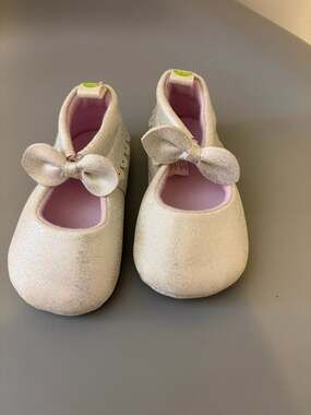 First Steps Silver Shimmer Scalloped Bow Crib Shoes 3/6 months